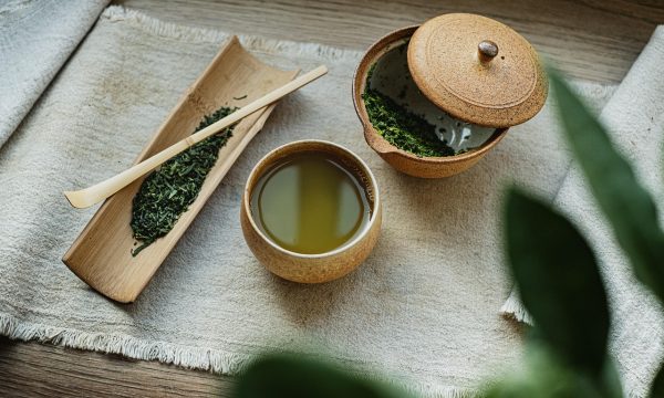日式小餐馆的室内场景，暖黄灯光下摆着几碟小菜，木桌木椅，充满生活气息